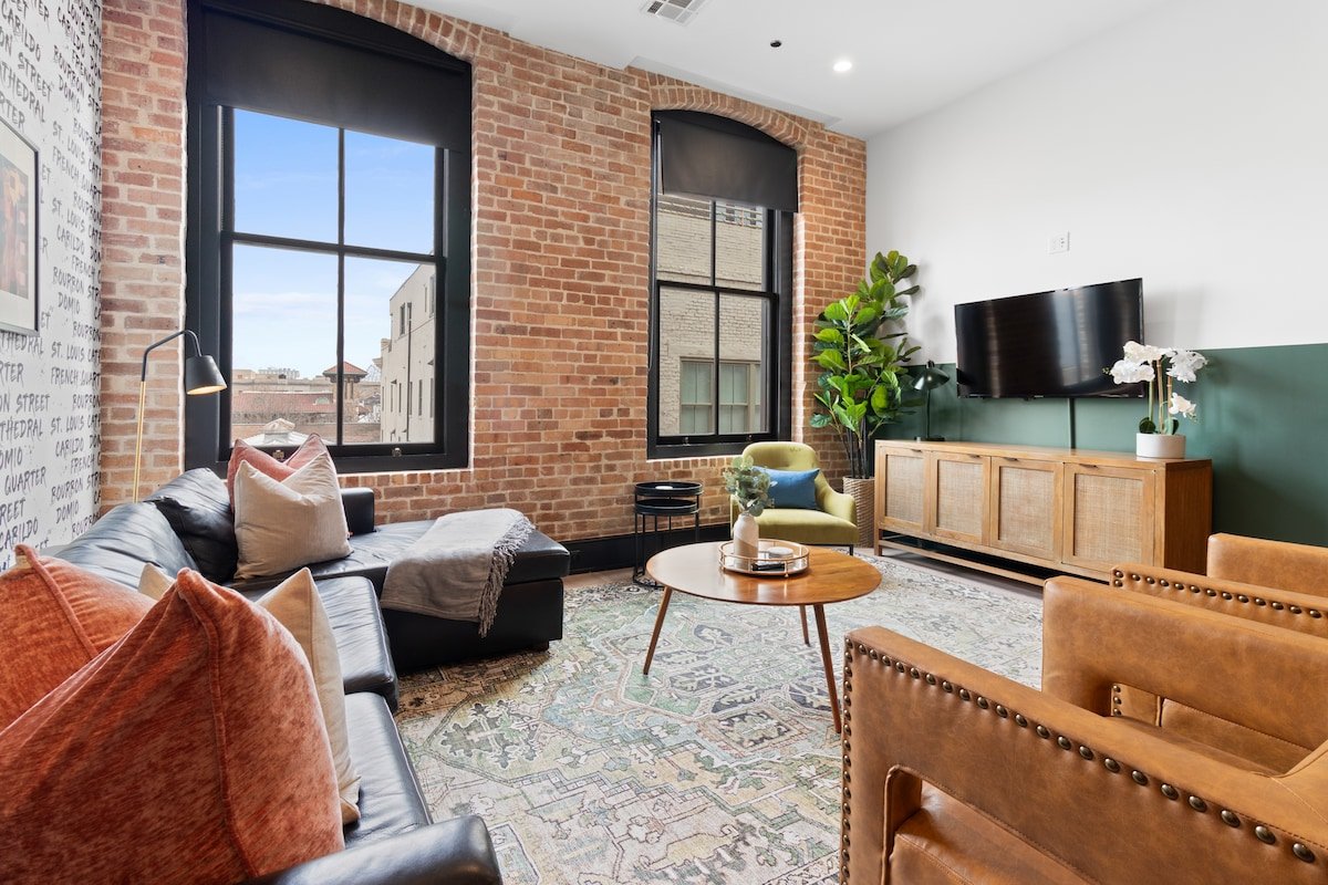 Luxe Downtown 4BR/4BA w/ 2 Sleeper Sofas! gallery image 3