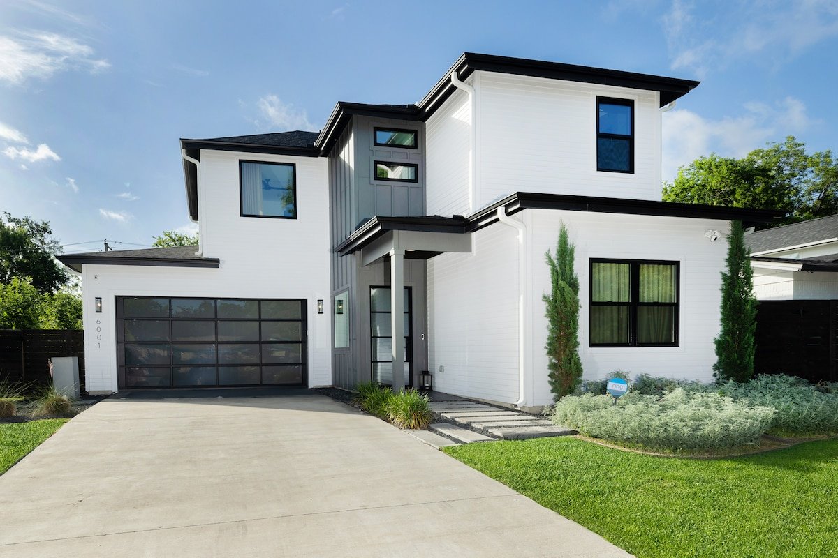 Luxe Home w/ Heated Pool, Hot Tub, Kitchen, Games gallery image 3