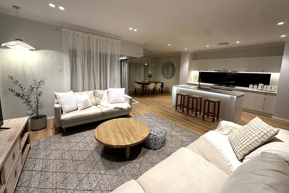 Saltwater House – Opposite the Beach! gallery image 3