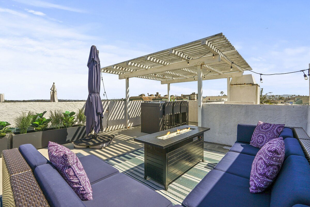 Massive Beach Home w/ AC, Garage, Spa & Bay View gallery image 3