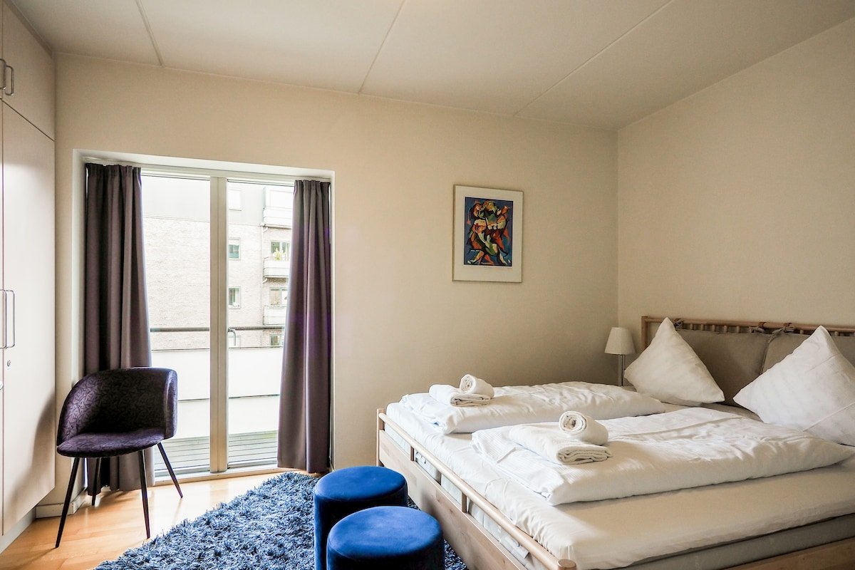 Explore the Tivoli Gardens from a City Center Apartment gallery image 3