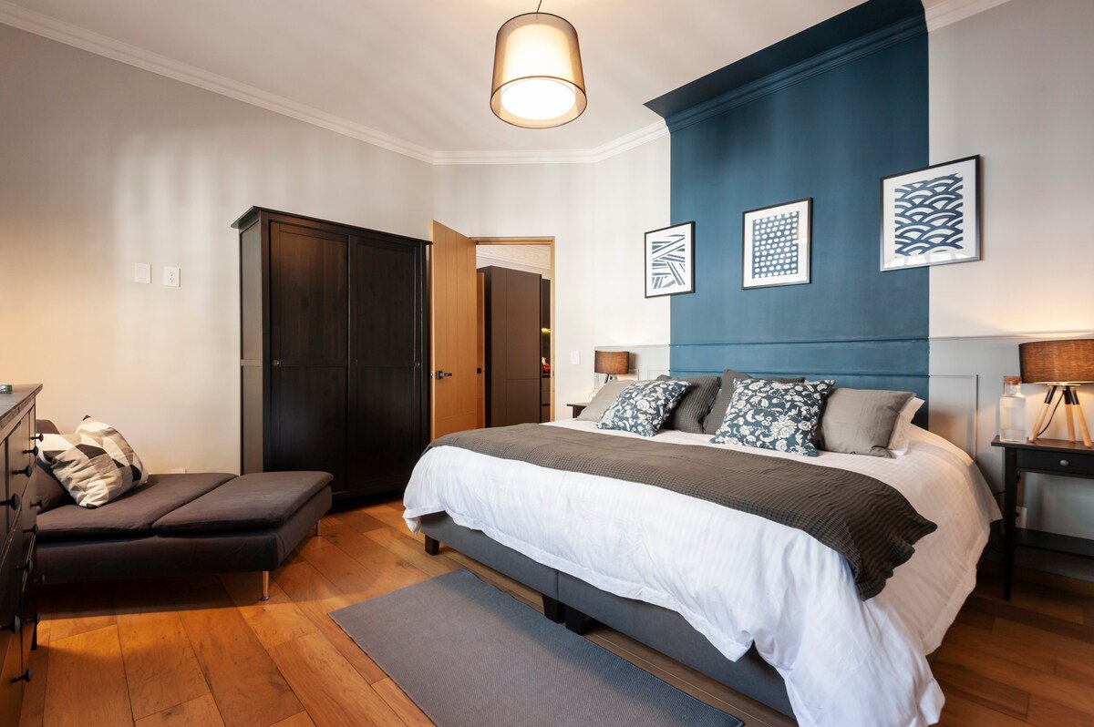 Restored glamorous 20’s Apt. W/ Rooftop terrace gallery image 3