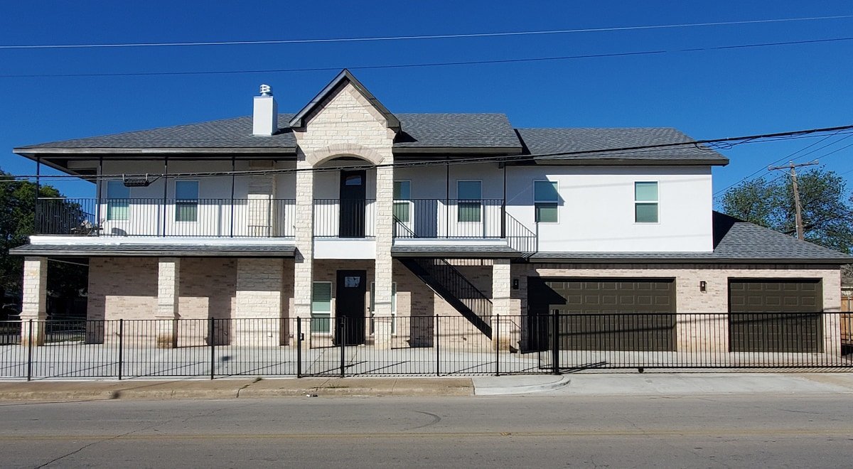 New home in great location ideal for large groups gallery image 2