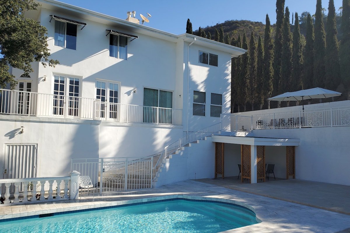 Laurel Canyon view with beautiful Swimming Pool gallery image 2