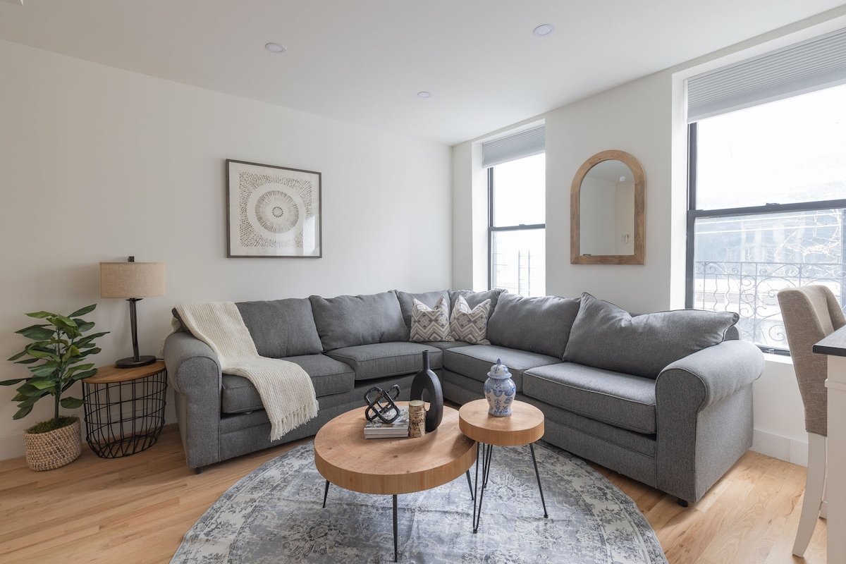 Spacious 4 bedroom Midtown west gallery image 3