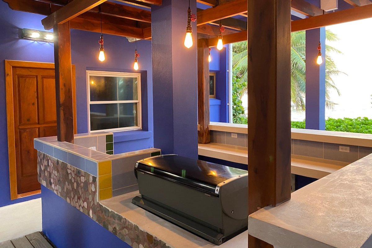 Private 5 bedroom beach house close to town. gallery image 5