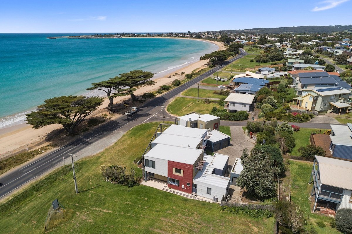 Blue Sea – Beachfront Escape gallery image 5