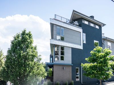 Lower Highlands 3 Level w/ Rooftop Views & Hot Tub