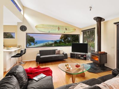 La Casa del Mar beach house with Lorne bay views