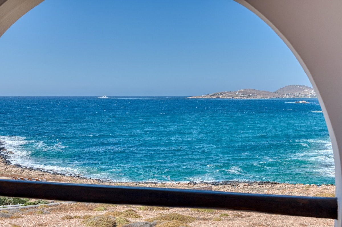À Paros, fantastique villa les pieds dans l’eau gallery image 4