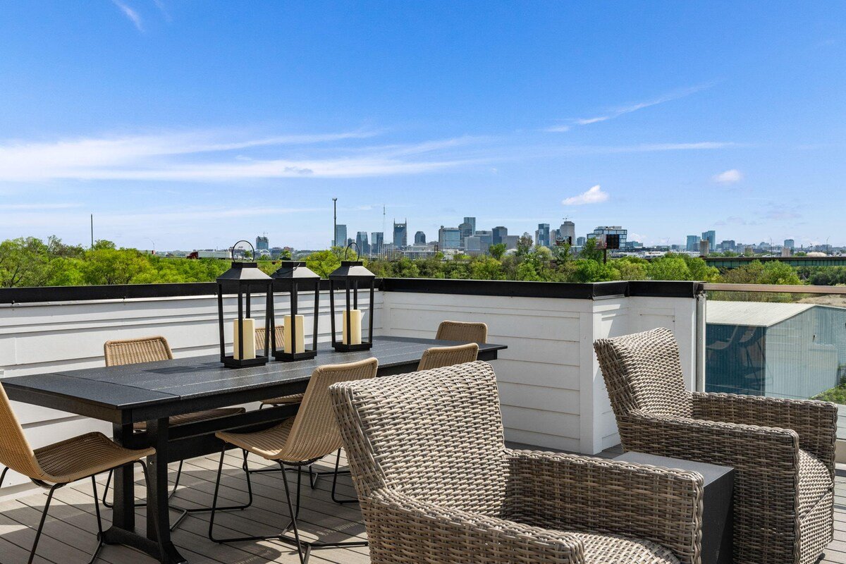 Luxe & Bright! W/ Rooftop Hot-tub & Skyline View! gallery image 3