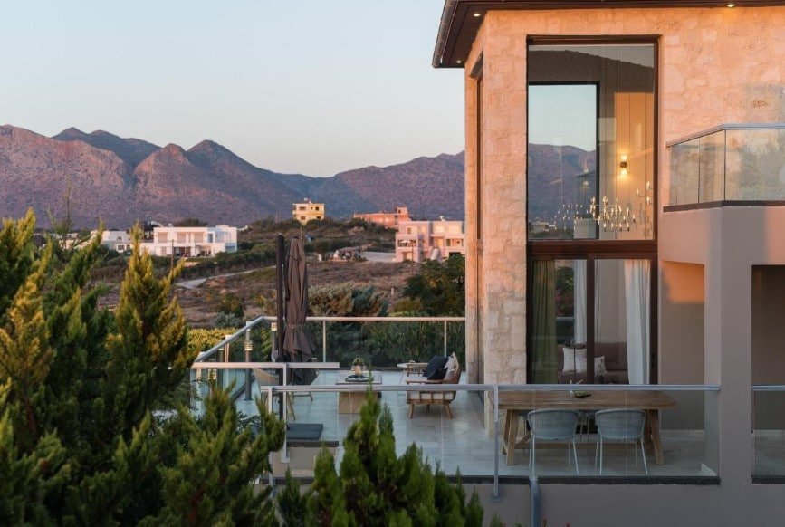 Amazing sea front villa with swimming pool gallery image 5