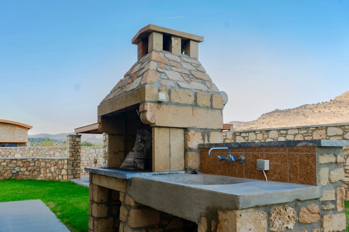 Primavera Villa • Private Pool • Jacuzzi • Sleeps gallery image 3