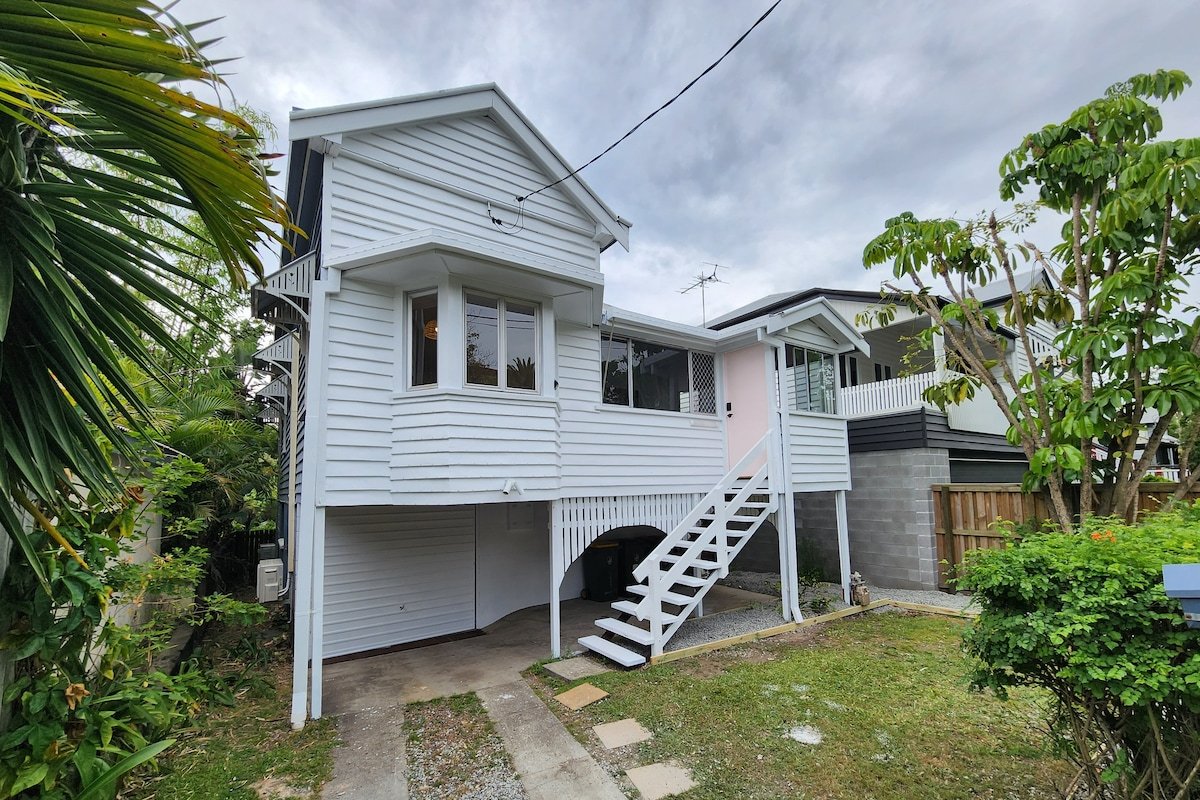 Classic Brisbane Queenslander with a pool and yard gallery image 3