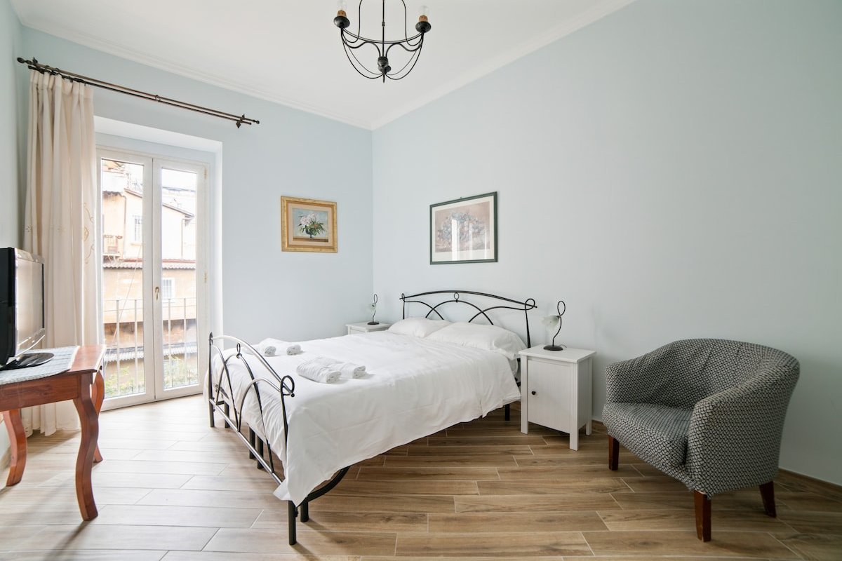 ۩ The Artist’s House in front of Pantheon gallery image 3