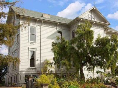 Huge, epic, historic mansion. Easily sleeps 40+.