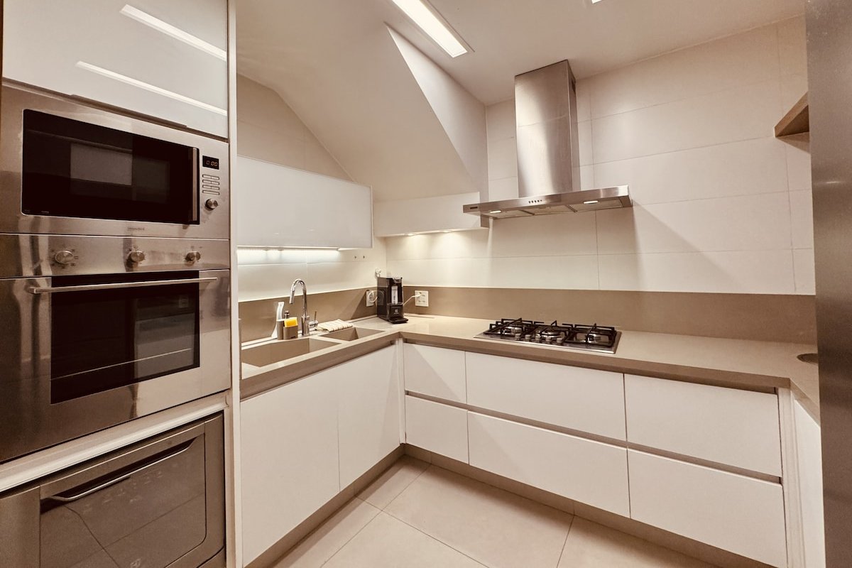 Amplo no Baixo Leblon perto da praia / BestHostRio gallery image 5