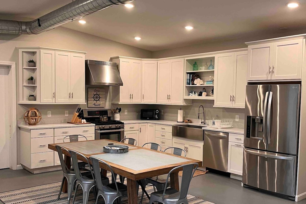 Steps from Beach, Cliff Walk, Minutes to Downtown! gallery image 3