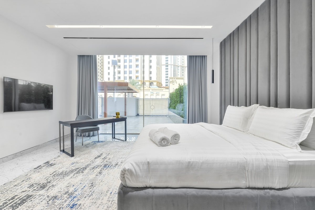 Designer Dubai Marina Getaway: 4BR Villa with Pool gallery image 2