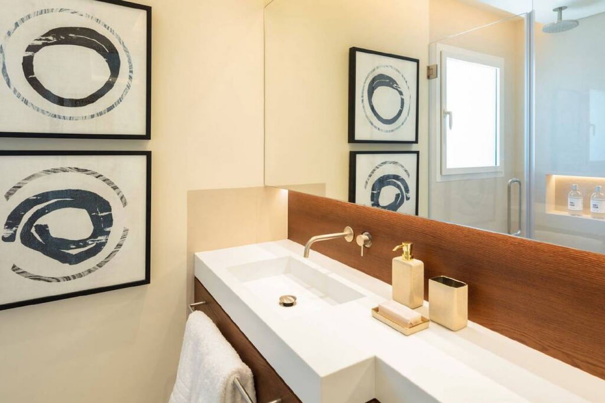 Beachfront Luxury Villa in the Golden Mile gallery image 2