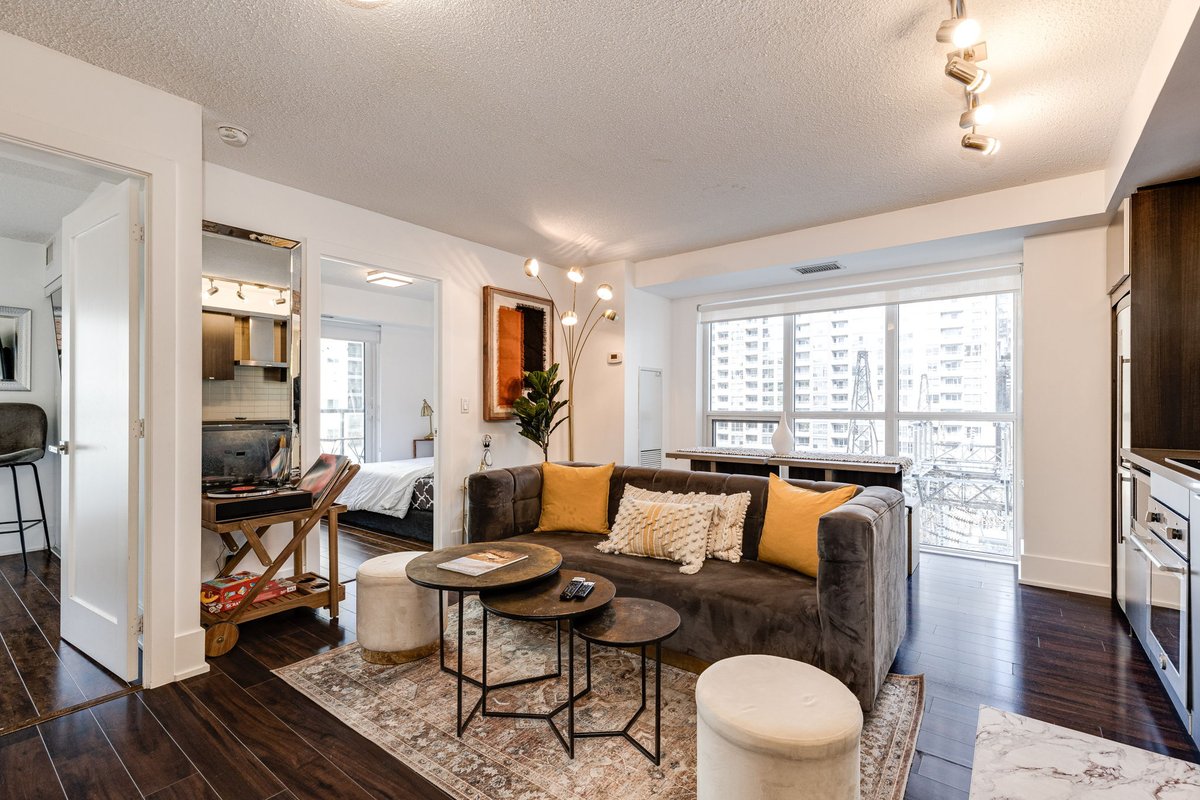 Luxury 3BR Condo: Near MTCC & CN Tower + Parking