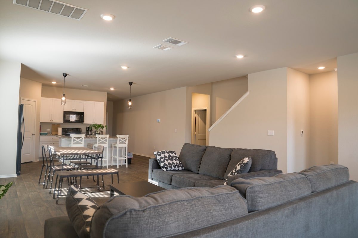 Corp Home 5Bdrm+Flex, 10Bd 3 Ba, Tesla, Samsung gallery image 2