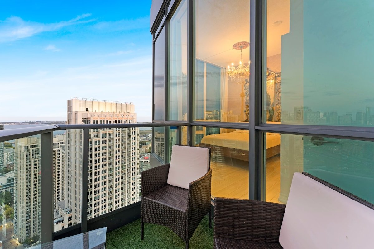 Penthouse Corner Suite w/ Panoramic 12 FT Windows gallery image 5