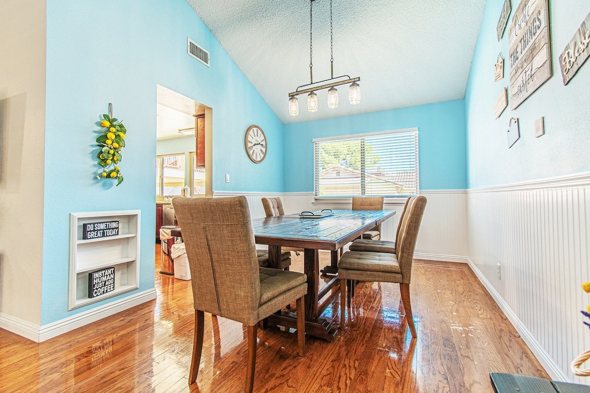 2.5mi to strip, Pool Jacuzzi! Discounts Available gallery image 4