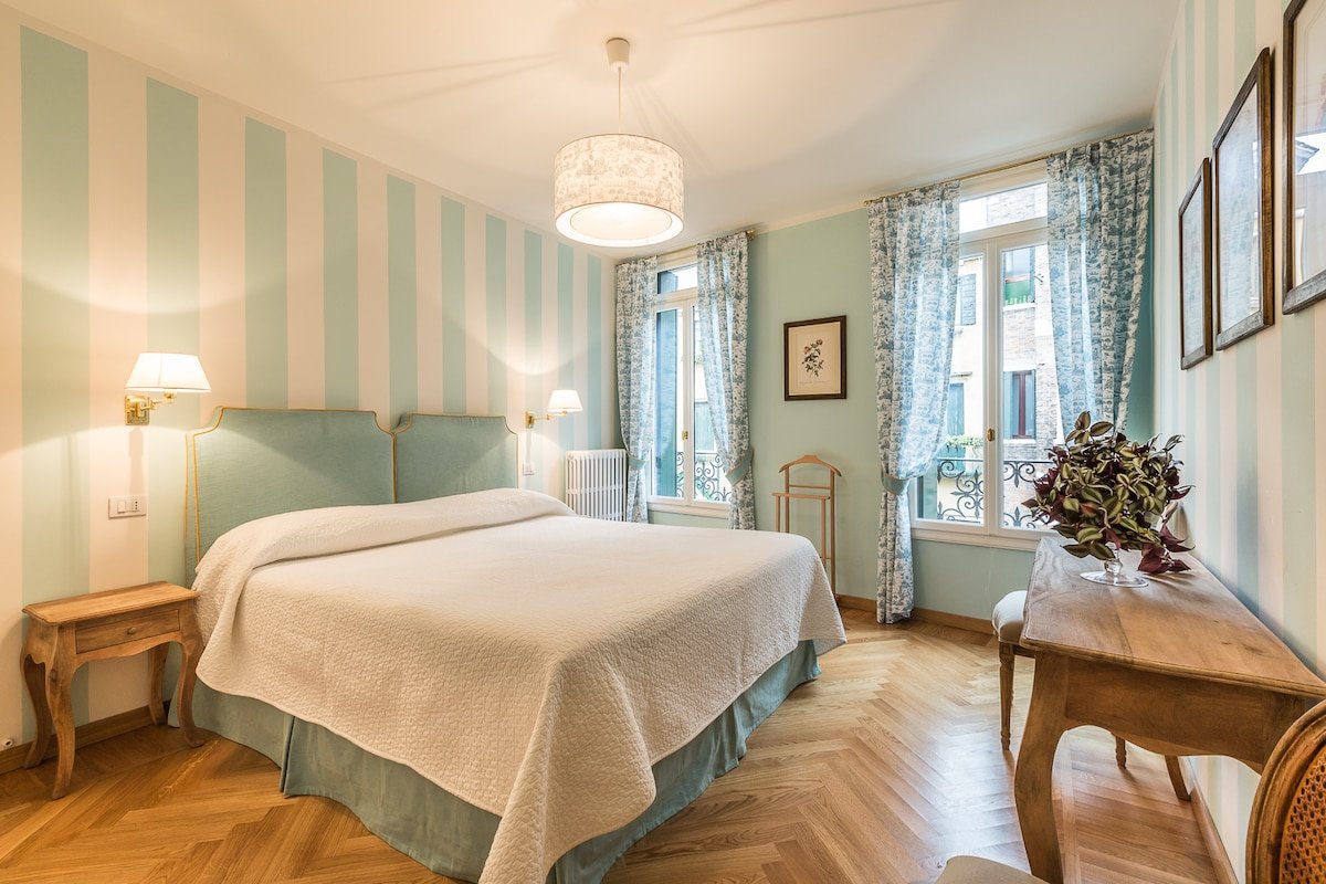 Ca’ Dei Nomboli Canal View gallery image 3