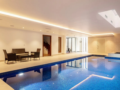 4-bed mansion in Highgate with Pool