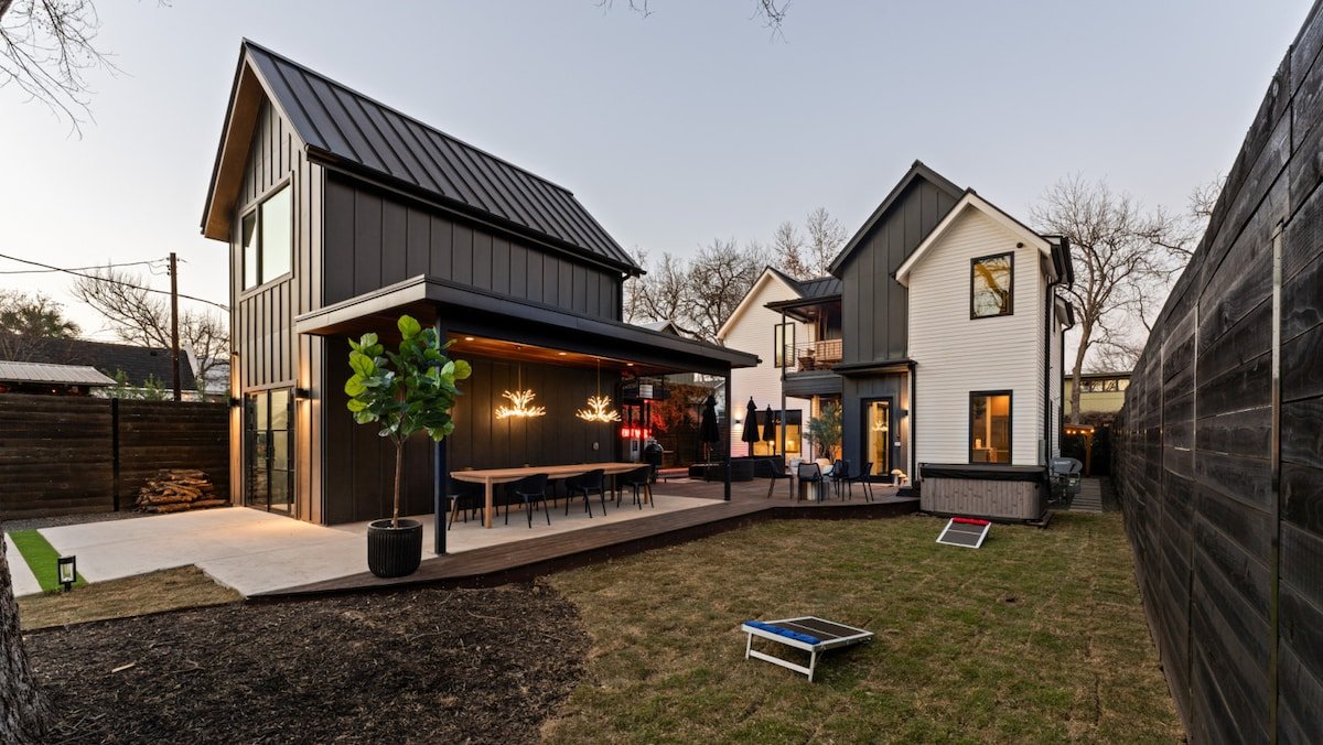 Luxury Pool, Hot Tub, Cold Plunges, Sauna, &Arcade gallery image 4