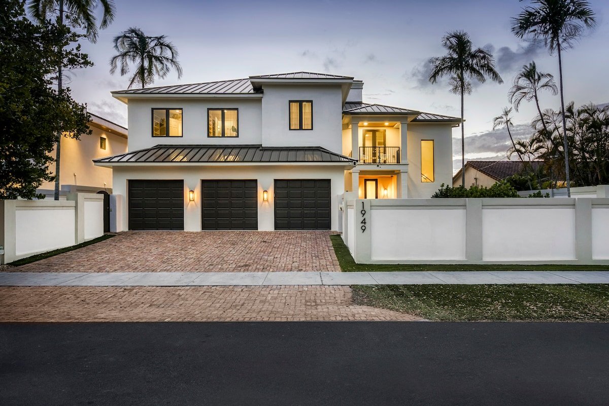 Million Dollar Waterfront Views | Walk to Beach gallery image 4