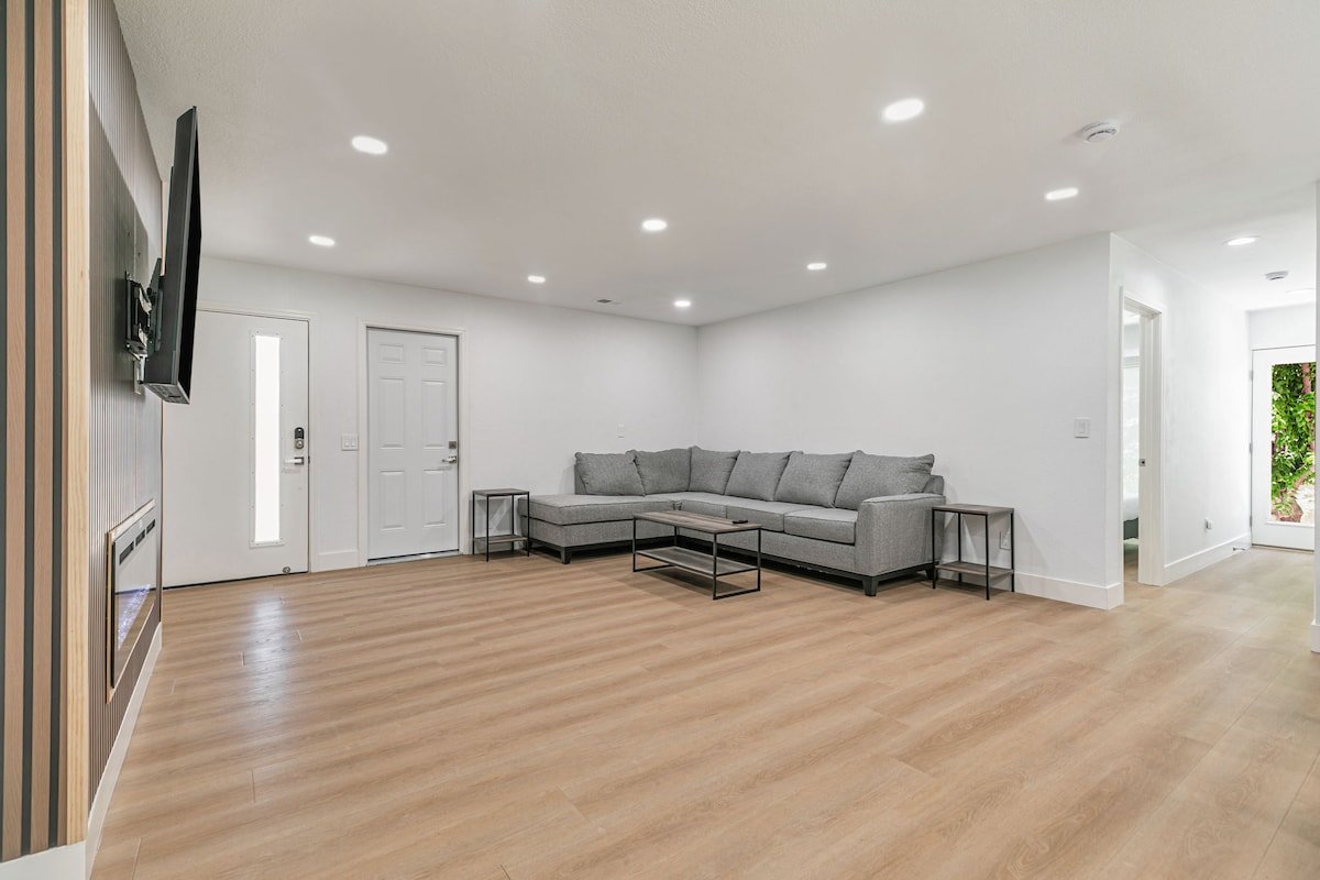 SJ Luxe 4BR Home | Sleeps 10 gallery image 4