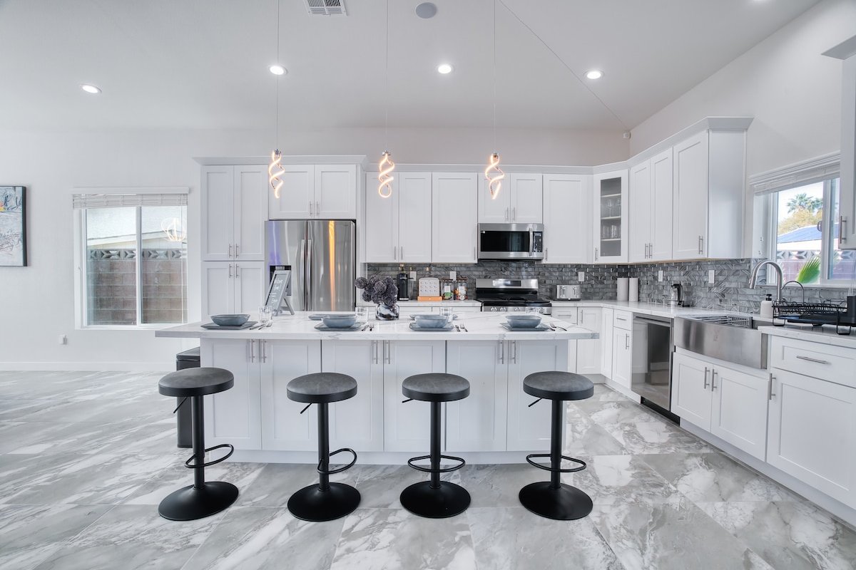 Oasis CLOSE 2 STRIP! Private Hot tub & Heated Pool gallery image 4