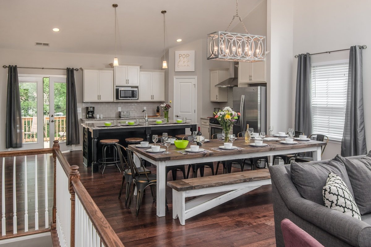 HUGE Ultra Luxe Home w/ 12 beds near Downtown gallery image 3