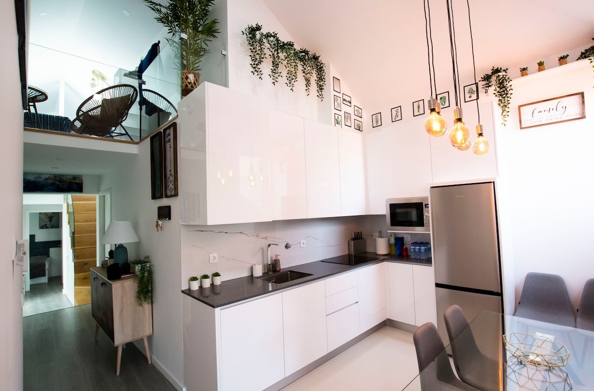 LUXURY PENTHOUSE – River Gallery Art – View&Center gallery image 2