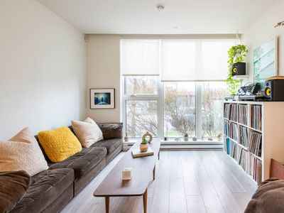 Stunning Modern Townhome, 4-Bed, 2-Bath, & Patio