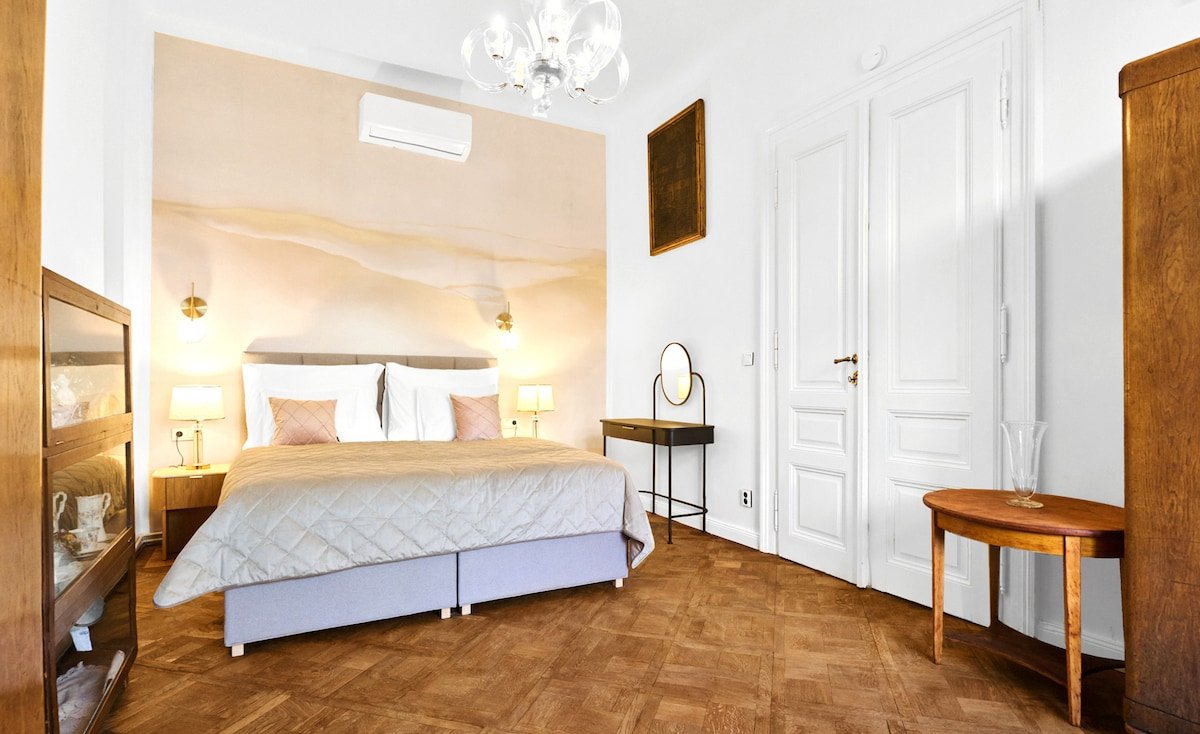 Chic 2 Bedroom Old Town Square Retreat gallery image 5