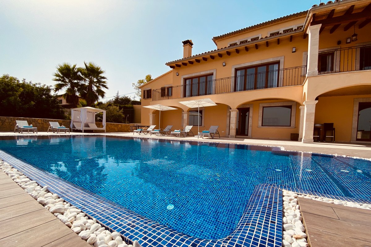 Infinity pool and panoramic view of the bay