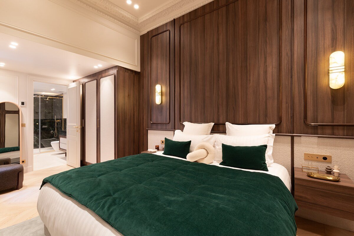 An Exceptional 3-BR/3Ba with Services – Louvre gallery image 2