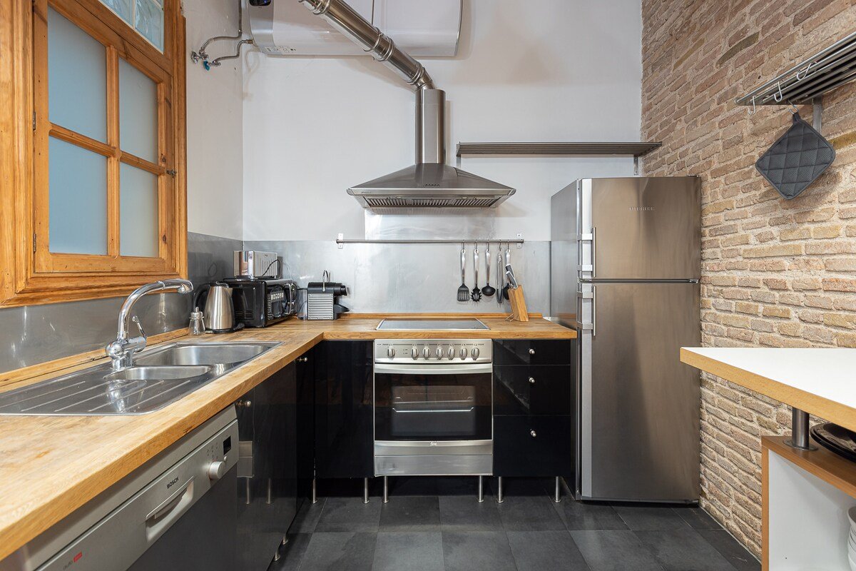 Charming Art Nouveau Plaza Catalunya gallery image 3