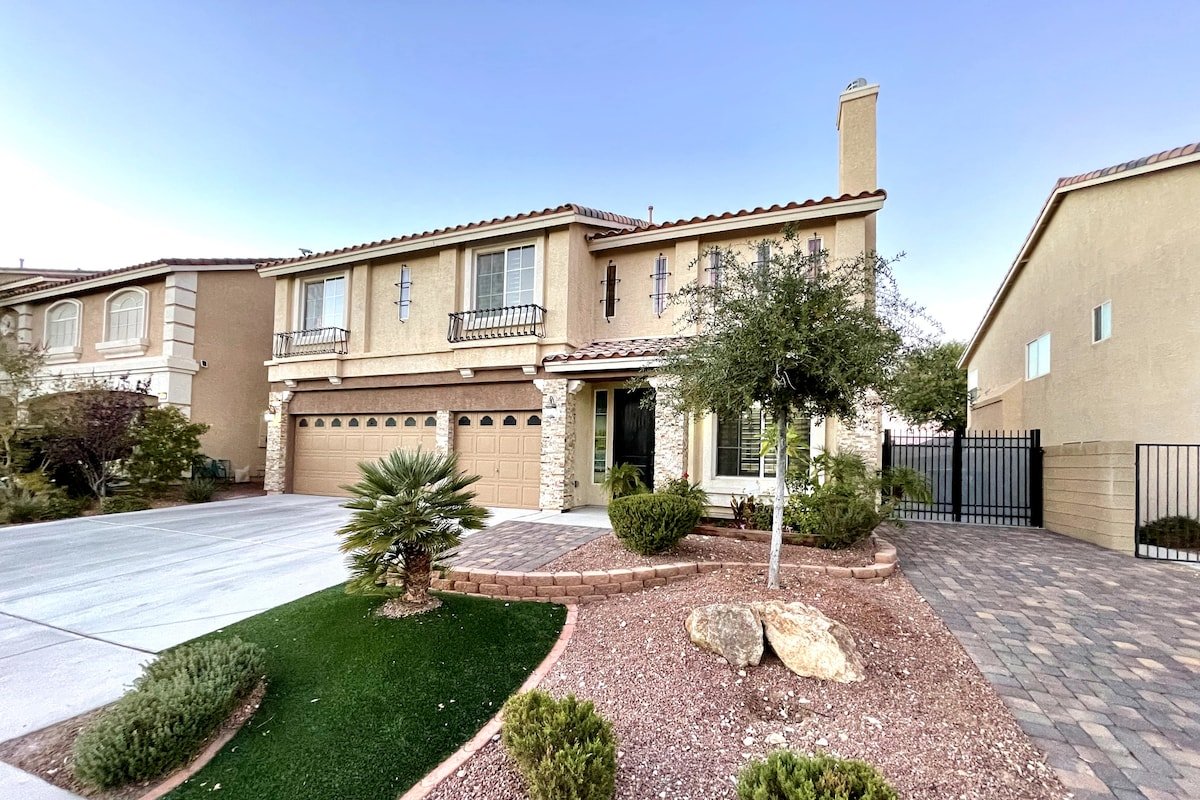 Luxury, Cheerful & Spacious 5 Bedroom Home! gallery image 3