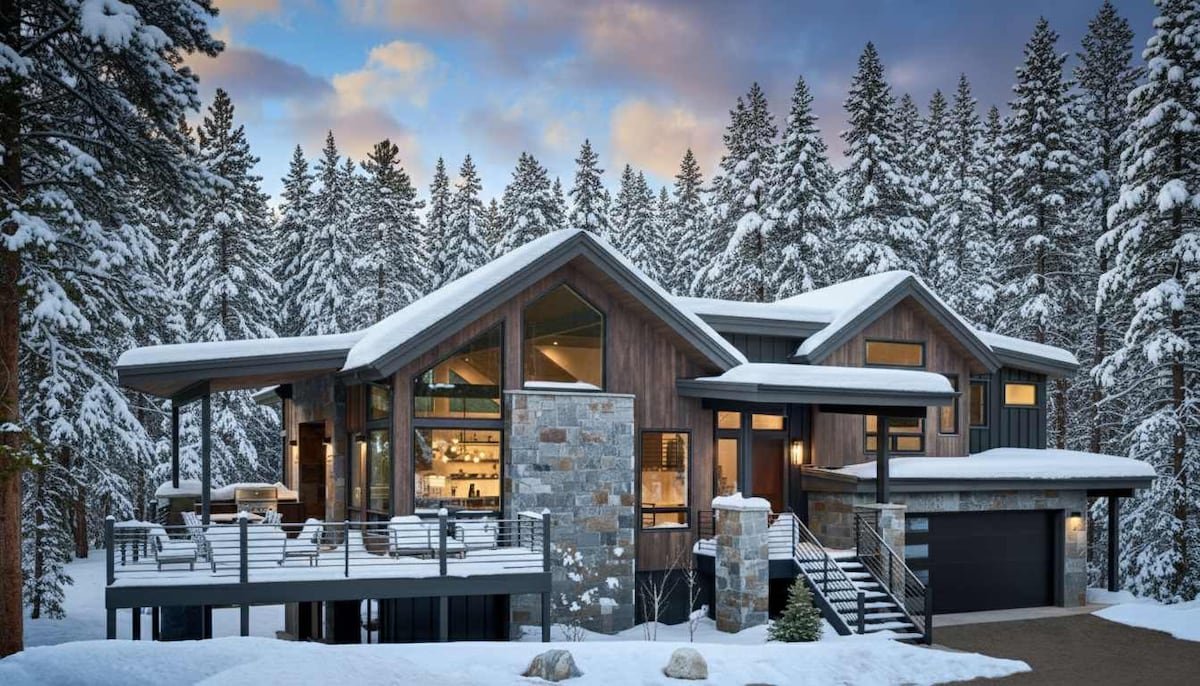 5BR Luxury Escape: Hot Tub, Views