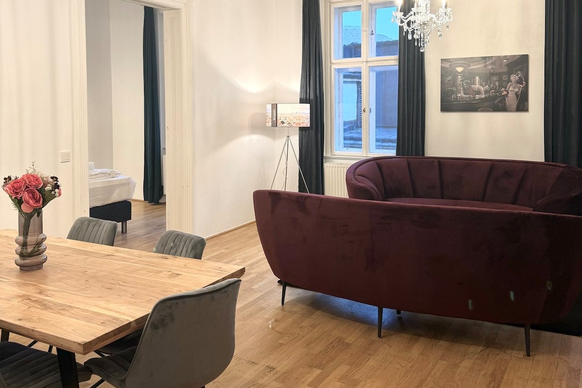 Elegant Vienna Charm: Central 3-Bedroom Apartment gallery image 5