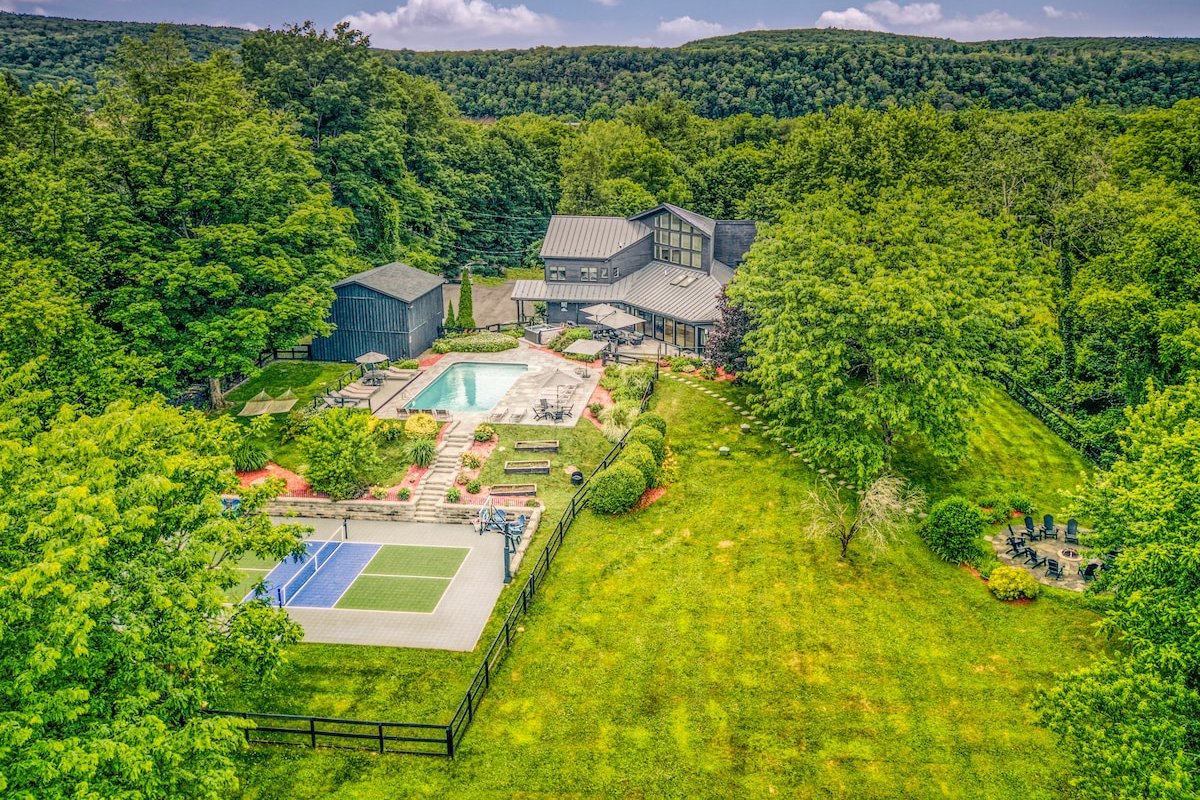 Family Manor Sleeps 18 w Pickleball, Pool, HT, FP