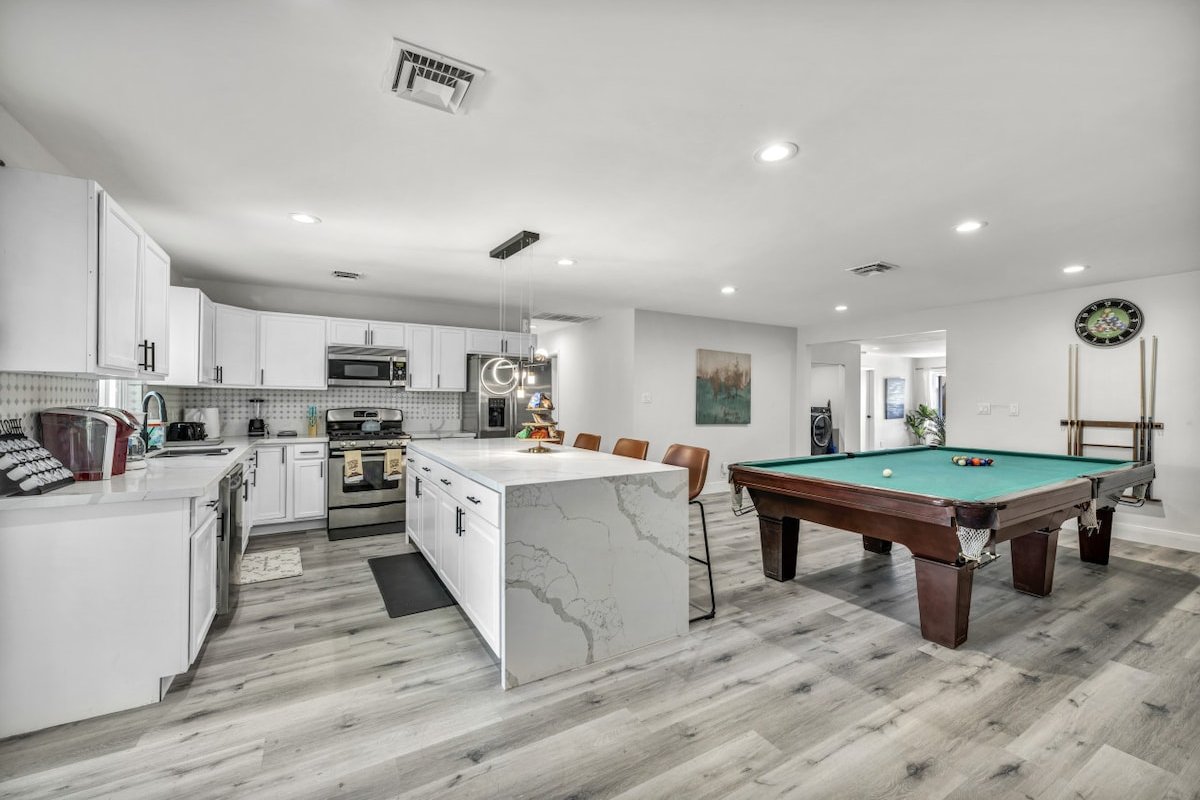 6BR Vegas Single Story Paradise Pool, HotTub&Games gallery image 3