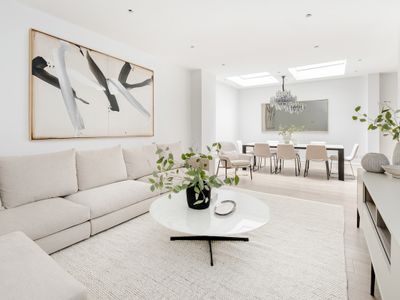 Stunning Knightsbridge 4 bedroom house w/ balcony