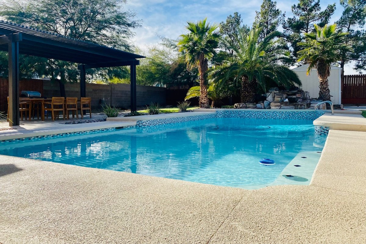 9 mins to Strip w/ Pool,Basketball,Firepit & Games gallery image 2