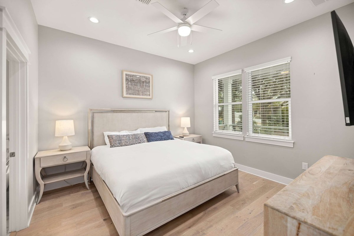 8BR Destin Escape with Pool, Hot Tub and Game Room gallery image 2