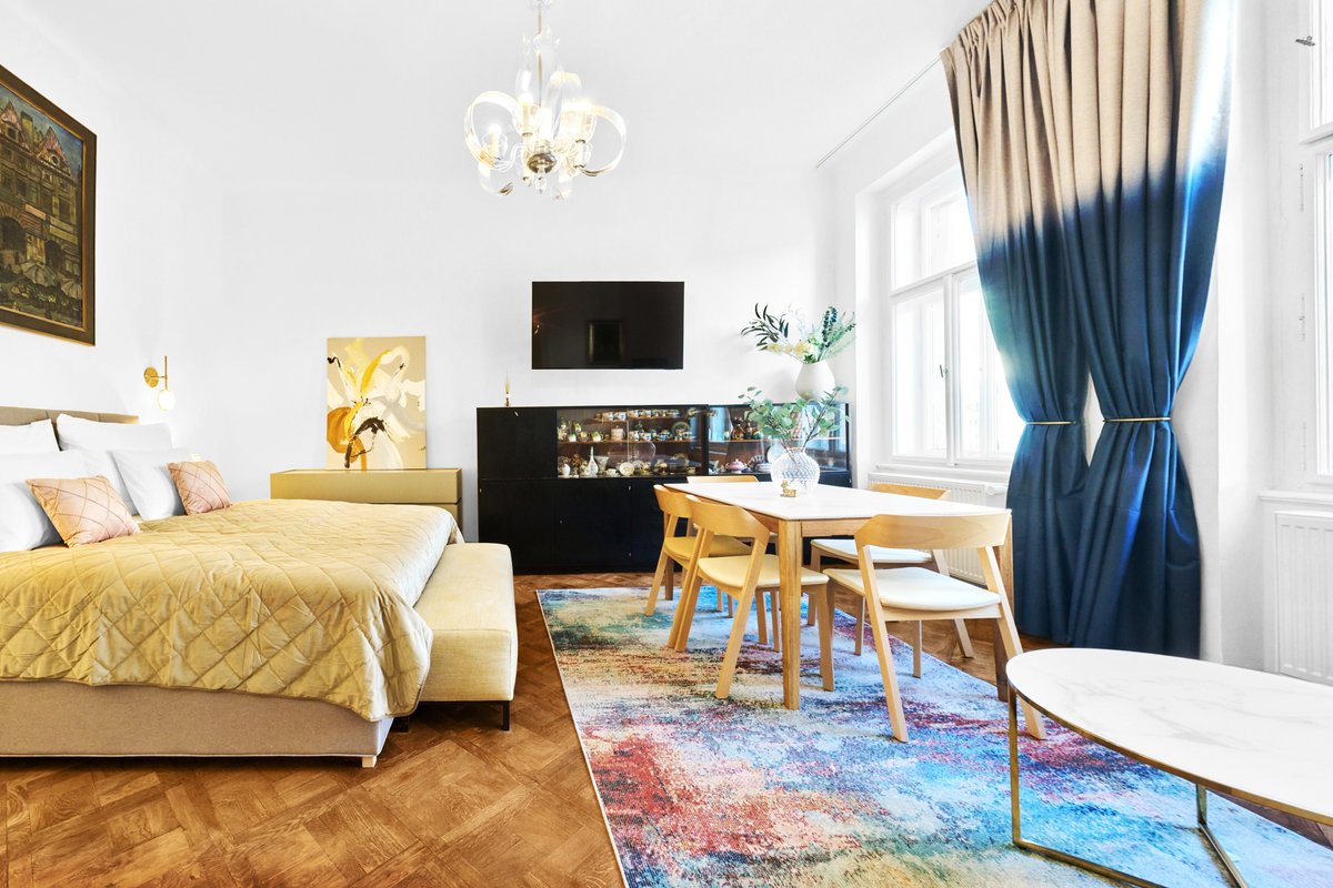 Chic 2 Bedroom Old Town Square Retreat